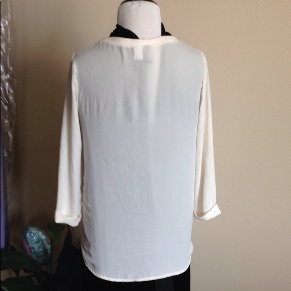 SOLD!Lacey Cream Top - Picture 3 of 6